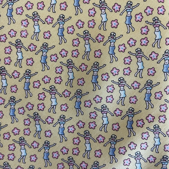 VINEYARD VINES Martha’s Vineyard Hula Girl Neck Tie Pale yellow background - Picture 2 of 4